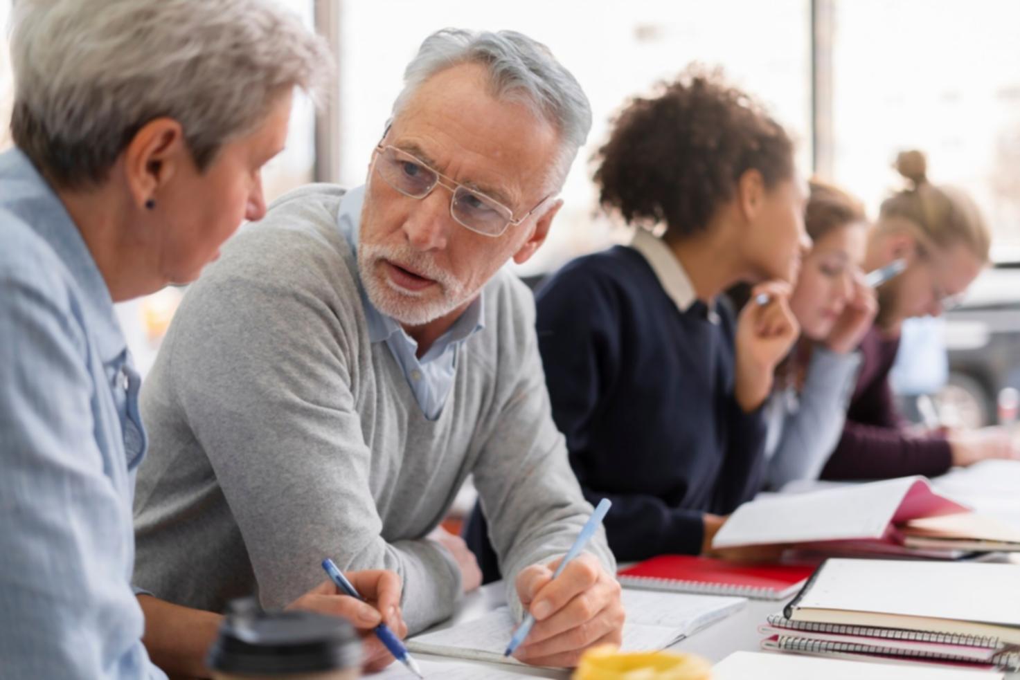 Estudiante realizando análisis comparativo financiero